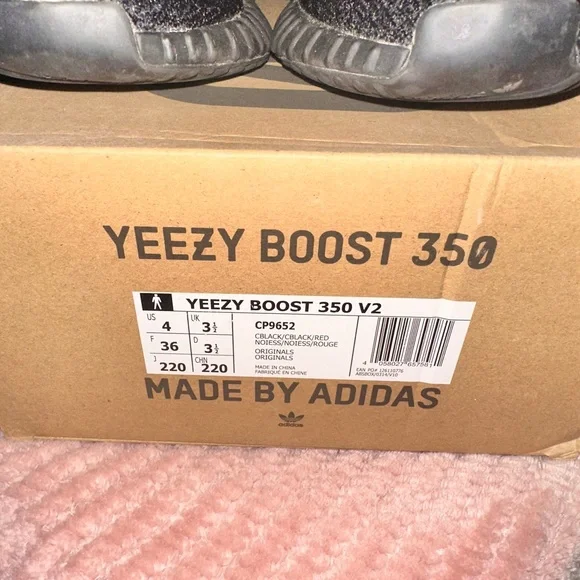 Yeezy 350 Boost v2 ‘Bred’ - Picture 3 of 5